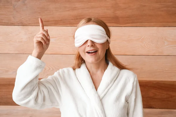 Mujer Madura Con Máscara Para Dormir Dedo Índice Elevado Sobre —  Fotos de Stock