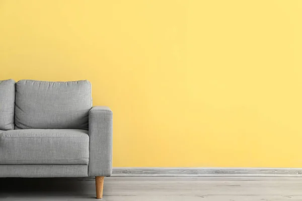 Comfortable Sofa Yellow Wall — Stock Photo, Image