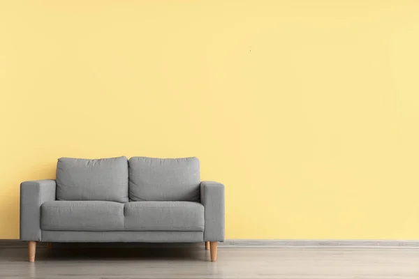 Άνετος Καναπές Κοντά Κίτρινο Τοίχο — Φωτογραφία Αρχείου