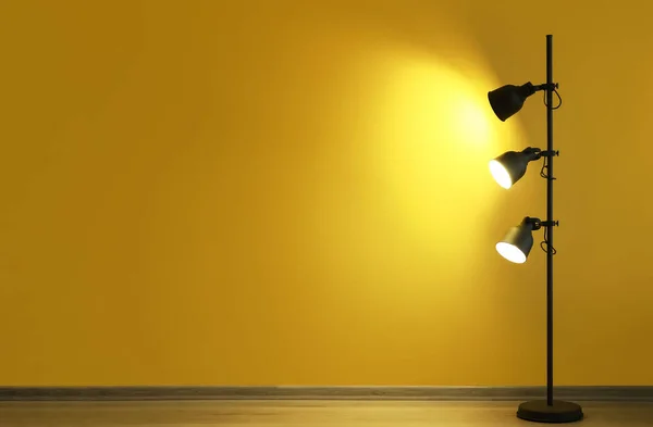 Lâmpada Brilhante Moderna Perto Parede Amarela — Fotografia de Stock