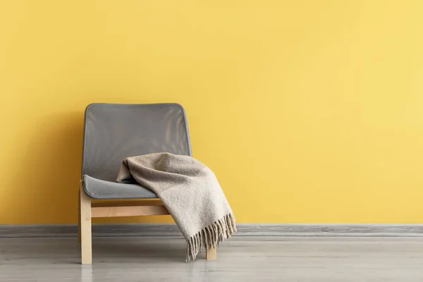 Poltrona Confortável Com Xadrez Perto Parede Amarela — Fotografia de Stock
