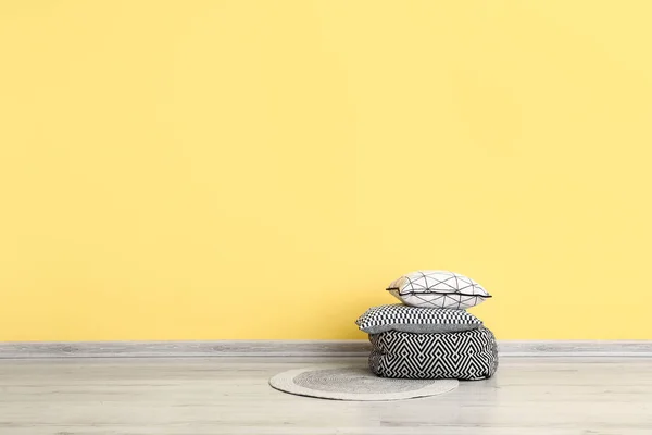 Soft Pillows Rug Yellow Wall — Stock Photo, Image