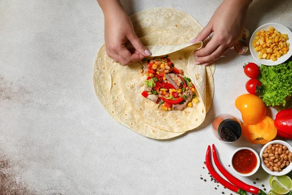 Kadın Hafif Arka Planda Etli Lezzetli Burrito Hazırlıyor — Stok fotoğraf