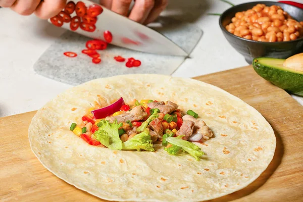 Tortillák Friss Összetevőkkel Ízletes Burrito Fehér Alapon Történő Elkészítéséhez — Stock Fotó