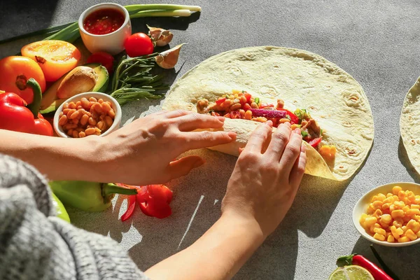Mulher Preparando Saboroso Burrito Com Carne Fundo Claro — Fotografia de Stock