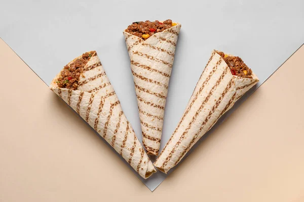 Renkli arkaplanda lezzetli burritolar