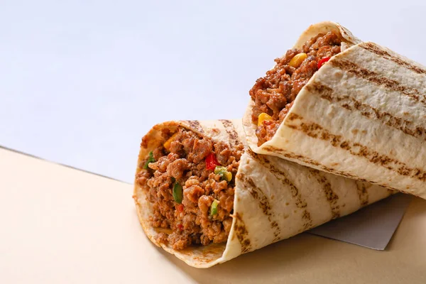 Burritos Savoureux Sur Fond Couleur Gros Plan — Photo