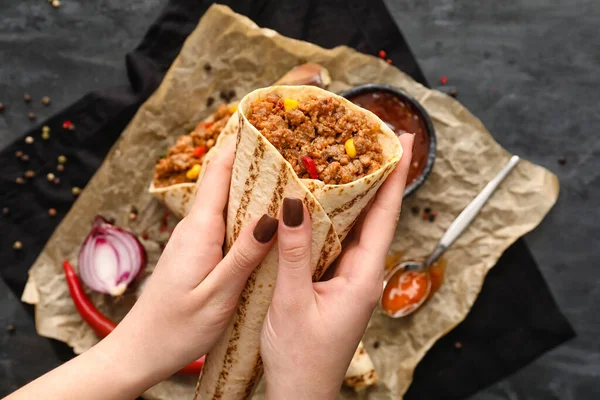 Žena Drží Chutné Burrito Tmavém Pozadí — Stock fotografie