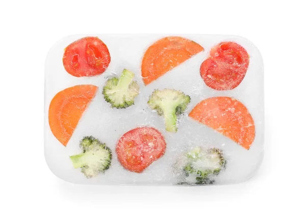 Verduras Frescas Congeladas Hielo Sobre Fondo Blanco — Foto de Stock