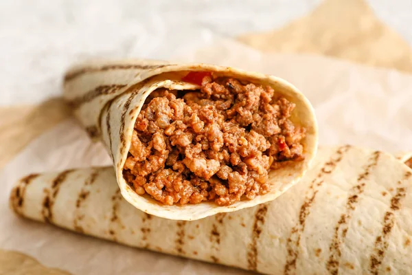 Pergaminho Com Burritos Saborosos Mesa Close — Fotografia de Stock