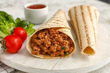 Lezzetli burritoları olan bir masa, yakın plan.