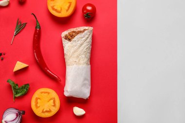 Lezzetli burrito ile kompozisyon ve renk arkaplanındaki malzemeler