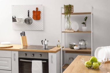 Modern raf ünitesi, tahta ve mutfak tezgahı sobanın yanında.