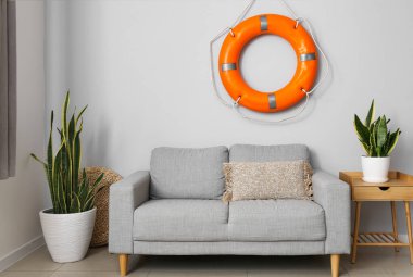 Yaşam şamandırası ve kanepesi olan modern oturma odasının içinde.