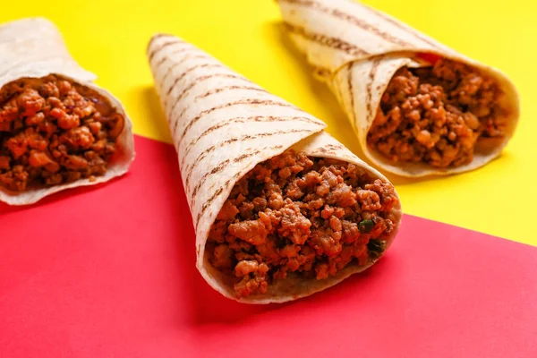 Sabrosos Burritos Sobre Fondo Color Primer Plano —  Fotos de Stock