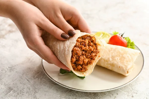 Donna Che Tiene Gustoso Burrito Sfondo Chiaro Primo Piano — Foto Stock