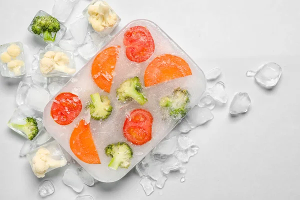 Frisches Gemüse Eingefroren Eis Auf Hellem Hintergrund — Stockfoto