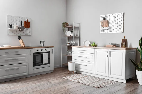 Interieur Van Een Moderne Keuken Met Plankenkast Pegboard Modern Meubilair — Stockfoto