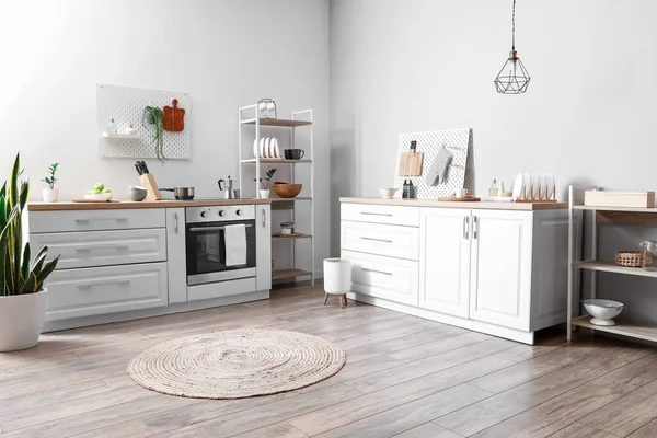 Interieur Van Moderne Keuken Met Planken Pegboard Aanrecht Kamerplant — Stockfoto