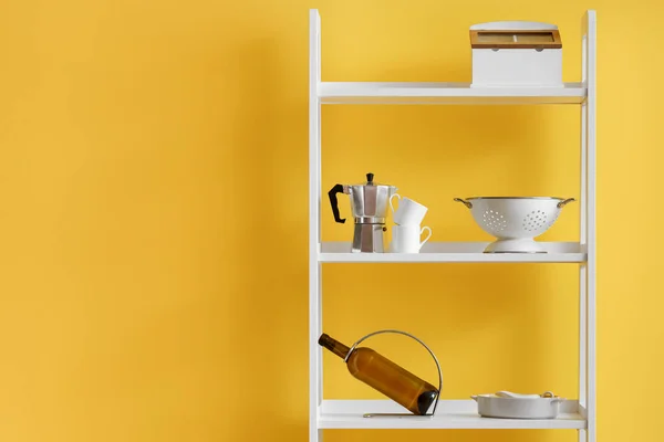 Unit Penyimpan Modern Dengan Peralatan Cuci Piring Dekat Dinding Kuning — Stok Foto