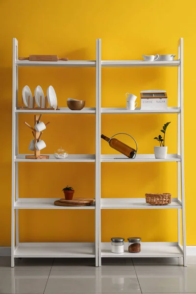 Mutfakta Sarı Duvarın Yanında Bulaşık Takımı Olan Modern Raf Ünitesi — Stok fotoğraf