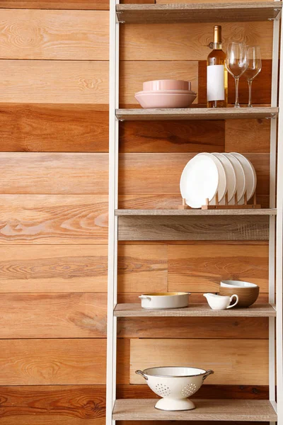 Modern Shelving Unit Dishware Wooden Wall Kitchen Closeup — Stock Photo, Image