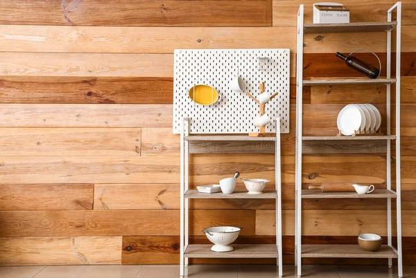 Estantería Moderna Con Vajilla Pegatina Cerca Pared Madera Cocina —  Fotos de Stock