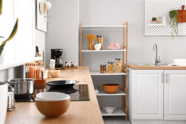 Penghitung Bergaya Dengan Peralatan Makan Dan Unit Penyimpanan Modern Dapur — Stok Foto