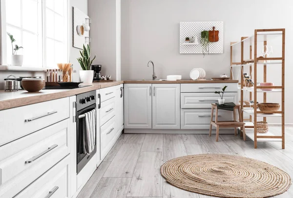 Interieur Der Modernen Küche Mit Arbeitsplatten Und Regalen — Stockfoto