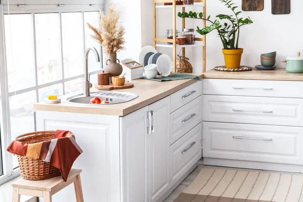 轻便厨房设有水槽及不同炊具的木制柜位 — 图库照片
