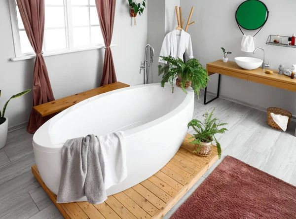 Interior Baño Elegante Con Hermosas Plantas Interior —  Fotos de Stock