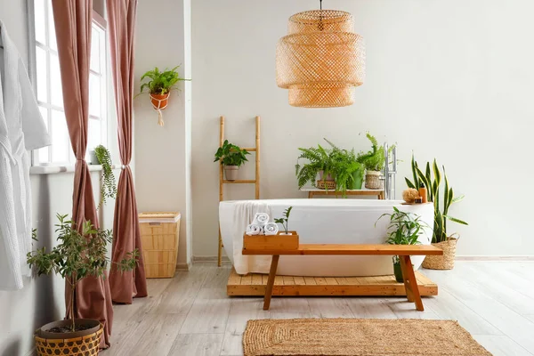 Interieur Des Stilvollen Badezimmers Mit Bank Und Schönen Zimmerpflanzen — Stockfoto