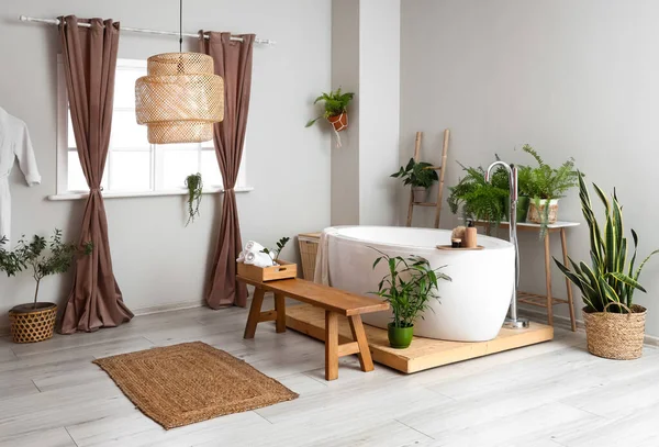 Interiér Stylové Koupelny Krásnými Pokojovými Rostlinami Lavičkou — Stock fotografie