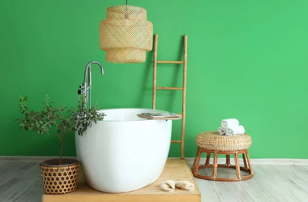 Stylish Bathtub Clean Towels Beautiful Houseplant Green Wall — Stock Photo, Image