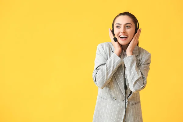 Hübsche Junge Geschäftsfrau Mit Headset Auf Gelbem Hintergrund — Stockfoto