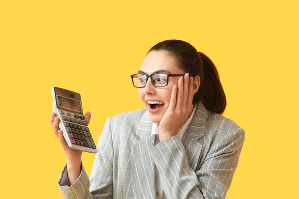 Surprised Young Businesswoman Calculator Yellow Background — Stock Photo, Image