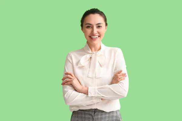 Hübsche Junge Geschäftsfrau Auf Grünem Hintergrund — Stockfoto