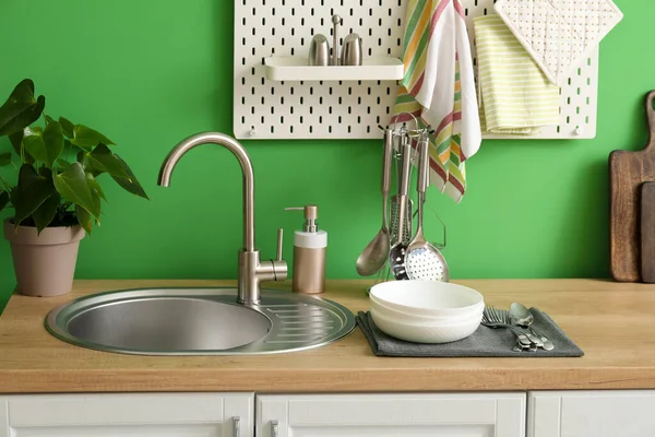 Wooden Counter Silver Sink Cookware Houseplant Pegboard Green Wall Kitchen — Stock Photo, Image
