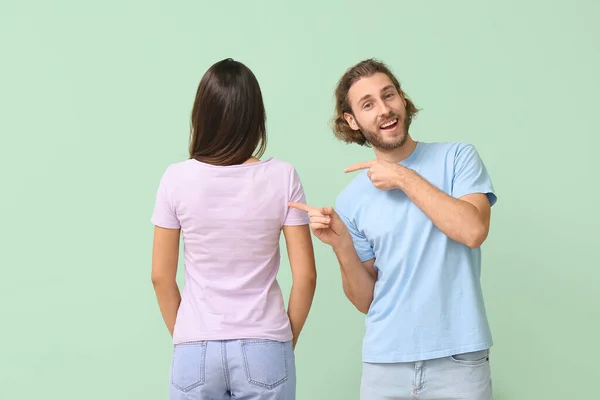 Pareja Joven Con Elegantes Camisetas Sobre Fondo Verde — Foto de Stock