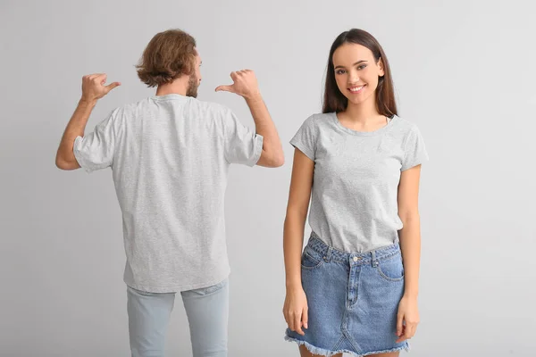 Unga Par Snygga Shirts Ljus Bakgrund — Stockfoto