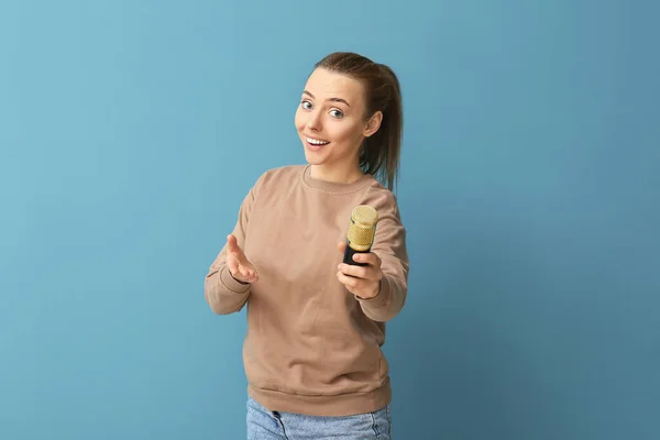 Jonge Vrouw Met Professionele Microfoon Blauwe Achtergrond — Stockfoto