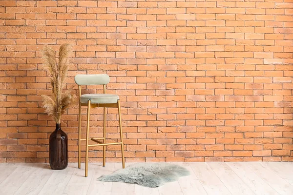 Yeni Sandalye Vazo Tuğla Duvarın Yanında Otlar Var — Stok fotoğraf