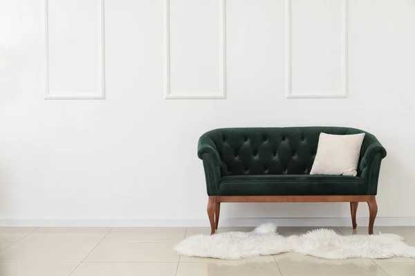 Beyaz Duvarın Yanında Yastıklı Yeni Yeşil Kanepe — Stok fotoğraf