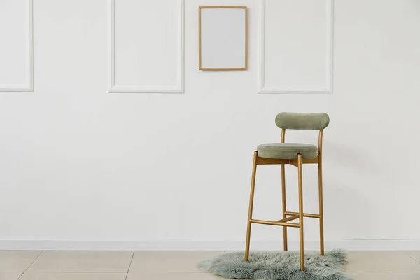 Beyaz Duvarın Yanında Yeni Sandalye Halı — Stok fotoğraf