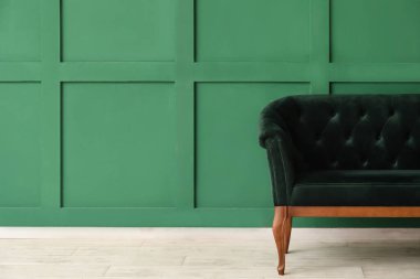 Yeşil duvarın yanındaki yeni kanepe.