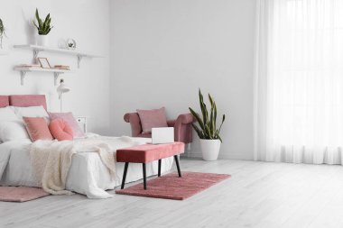 Yumuşak sedirli ve çiçekli şık bir yatak odası.