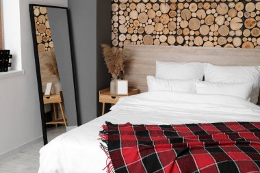 Rahat bir yatak ve modern bir ayna.