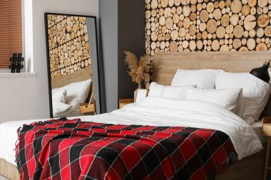 Rahat bir yatak ve modern bir ayna.