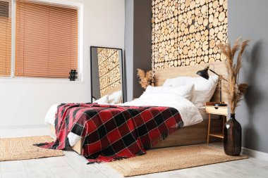 Rahat bir yatak ve modern bir ayna.