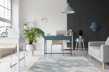 Modern işyerine sahip şık bir ofis.